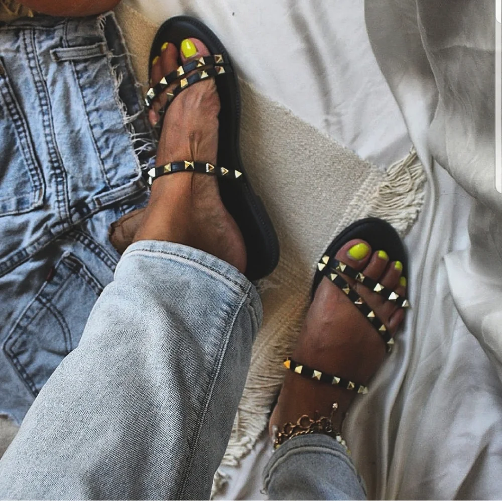 🆕️Summer Faves Collection// Black Strappy Sandal - Picture 1 of 5